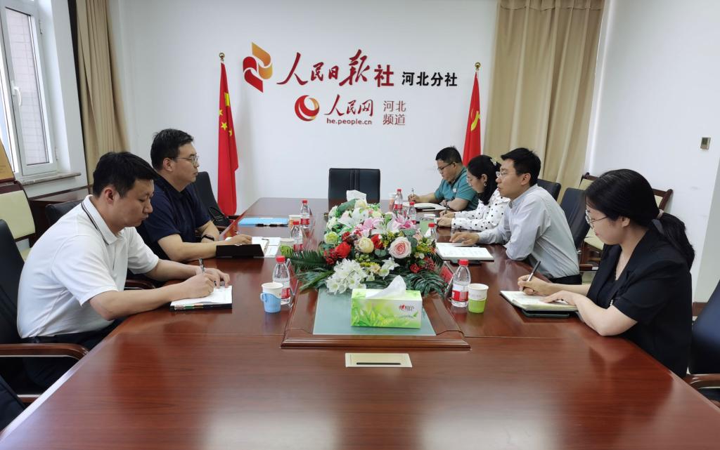 巴黎人官方入口组织师生收看“两会”开
